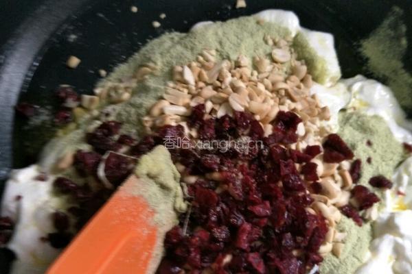 抹茶蔓越莓牛扎糖的做法图解4