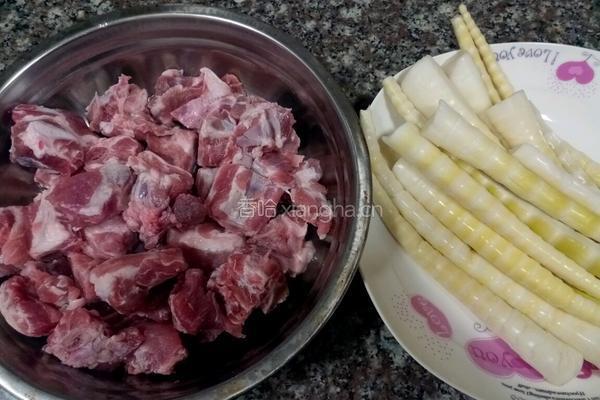 排骨烧水笋的做法图解1