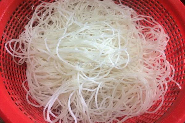 肉丝炒米粉的做法图解1