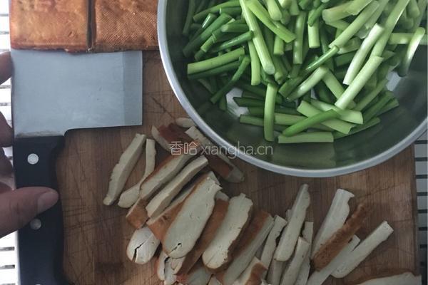 五香豆干炒蒜薹的做法图解1