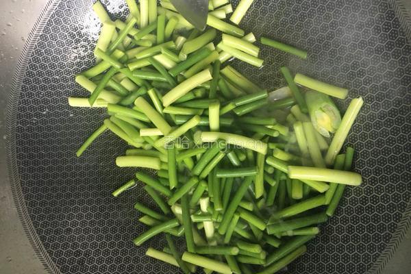 五香豆干炒蒜薹的做法图解3