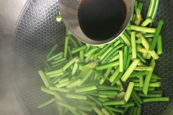 五香豆干炒蒜薹的做法图解4
