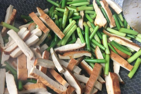 五香豆干炒蒜薹的做法图解6