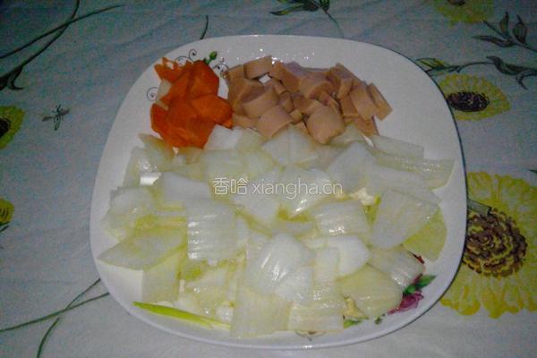 洋葱炒火腿肠的做法图解3