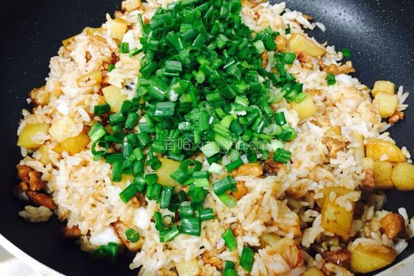 葱香肉末土豆炒饭的做法图解6