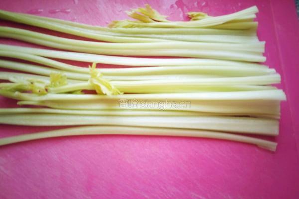 芹菜炒肉丝的做法图解2