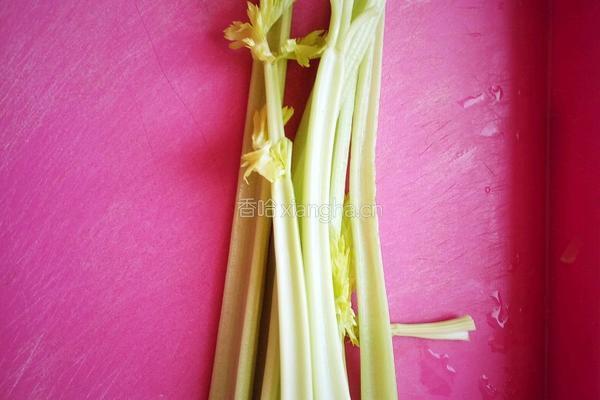 芹菜炒肉丝的做法图解1