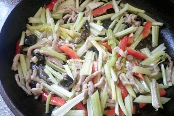 芹菜炒肉丝的做法图解10