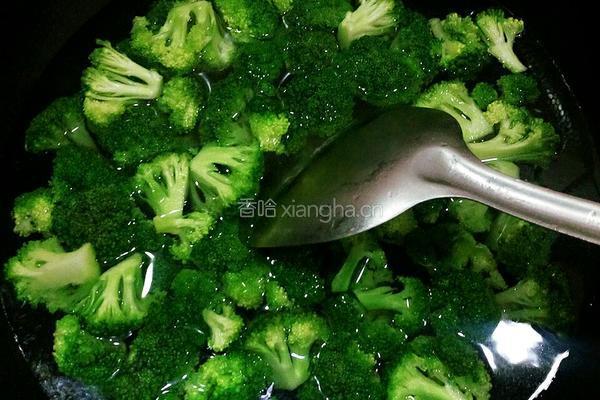 水抄西兰花的做法图解2