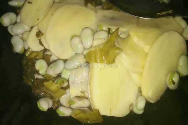 酸菜洋芋蚕豆汤的做法图解6