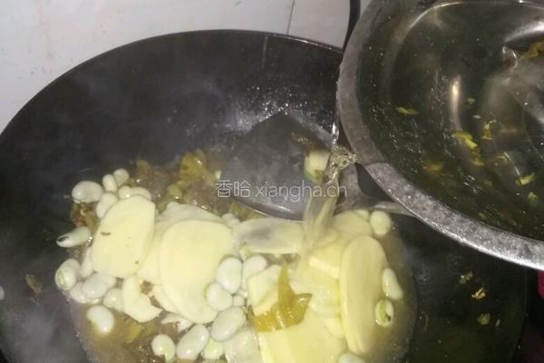 酸菜洋芋蚕豆汤的做法图解7