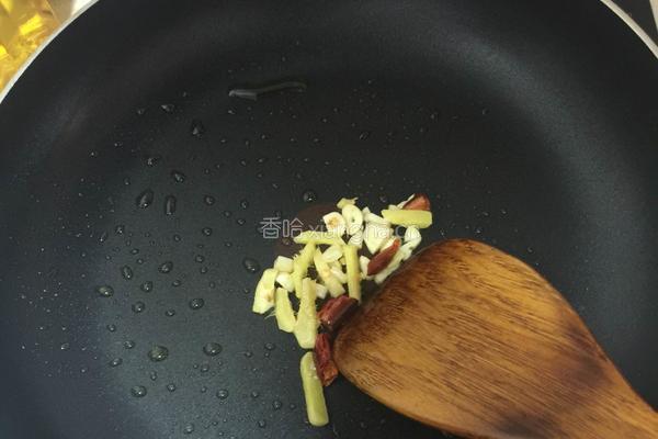 蜜汁鸡腿南瓜丁的做法图解3