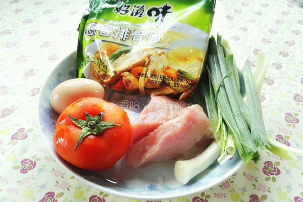 番茄鸡蛋炒泡面的做法图解1