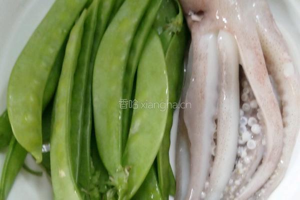 鱿鱼须炒荷兰豆的做法图解1