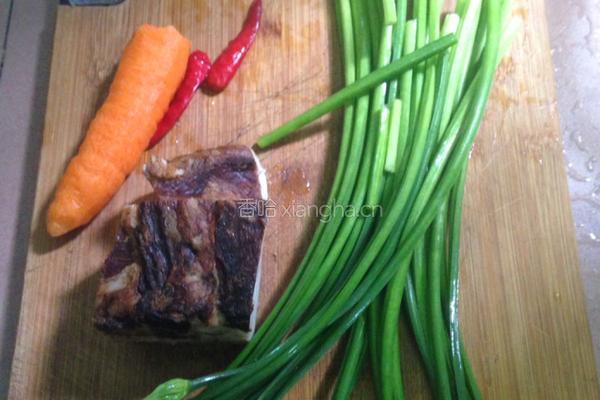 腊肉炒韭菜苔的做法图解1