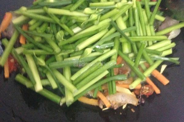 腊肉炒韭菜苔的做法图解5