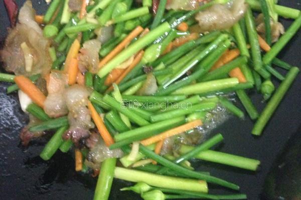 腊肉炒韭菜苔的做法图解6