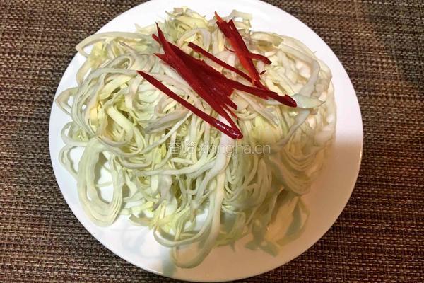 蚝油包菜丝的做法图解1