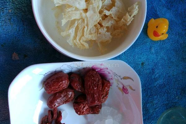 冰糖银耳汤的做法图解1