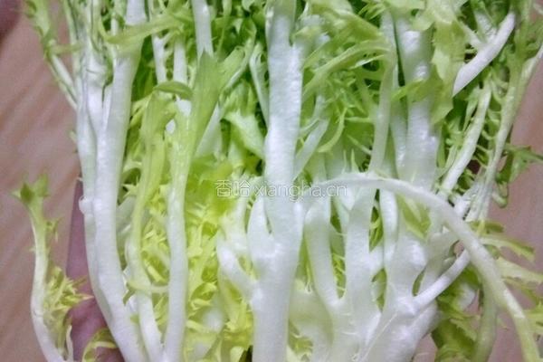 美味苦苣花生米的做法图解1