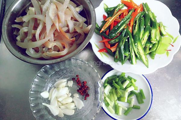 双椒炒肉皮的做法图解1