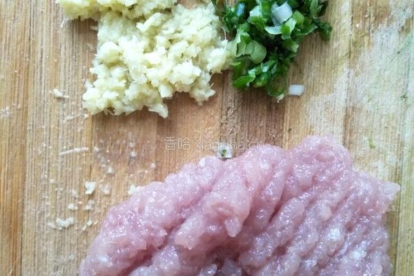 青菜鸡蛋肉丸汤的做法图解1
