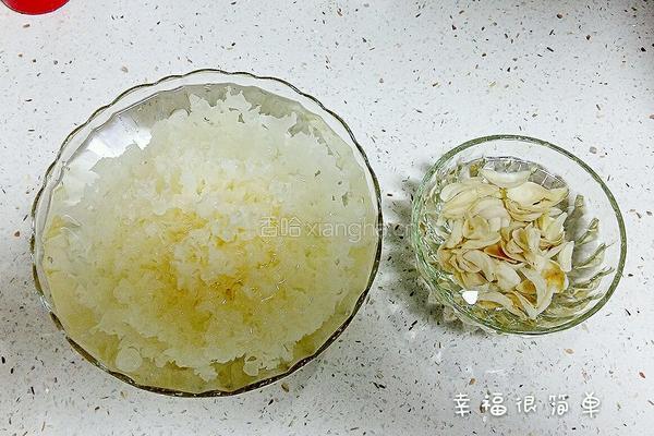 银耳百合红糖糊的做法图解1