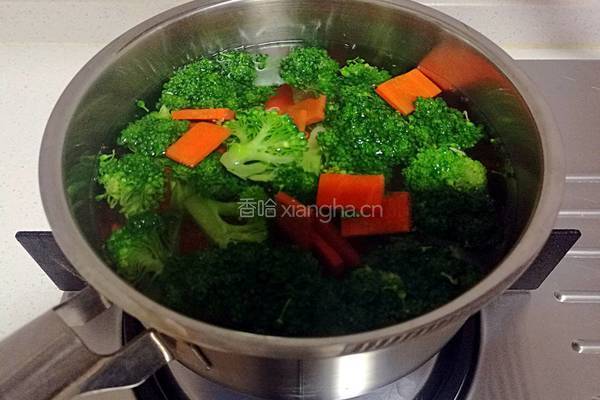 西兰花炒蘑菇的做法图解3