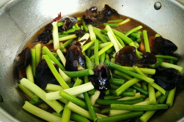蒜苗炖排骨的做法图解11