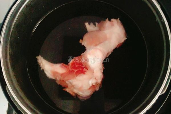 胡萝卜玉米炖筒骨汤的做法图解1