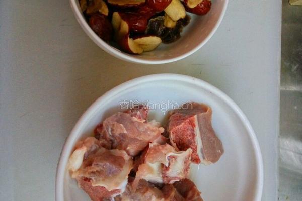 桂圆肉红枣煲猪骨的做法图解1