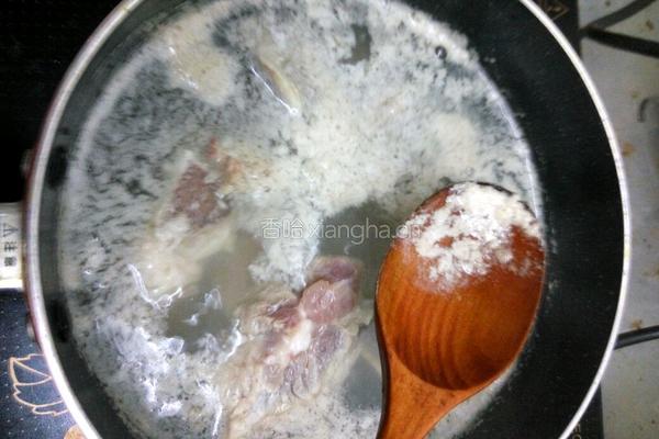 桂圆肉红枣煲猪骨的做法图解3