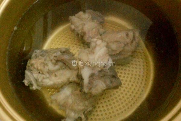 桂圆肉红枣煲猪骨的做法图解4