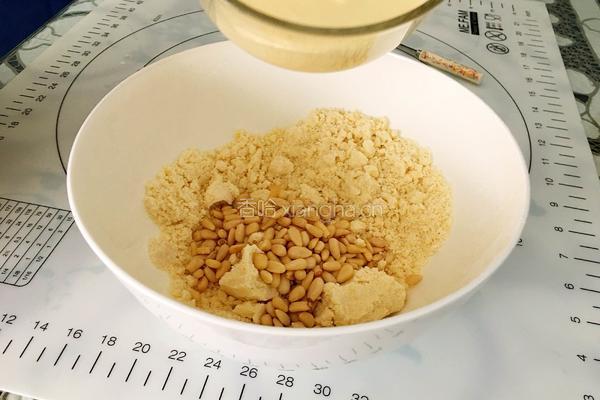 奶香松仁小饼干的做法图解6