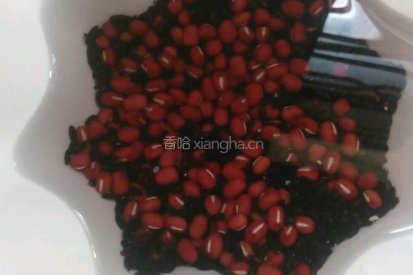 红豆黑米粥的做法图解2