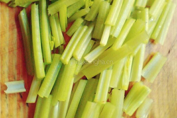 芹菜炒鱼豆腐的做法图解1