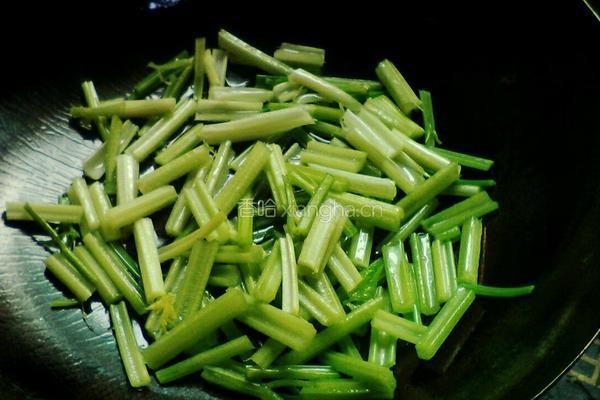 芹菜炒鱼豆腐的做法图解3