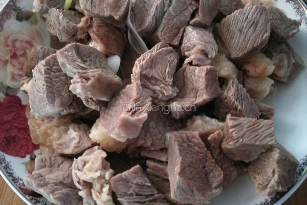 土豆烧牛肉的做法图解1