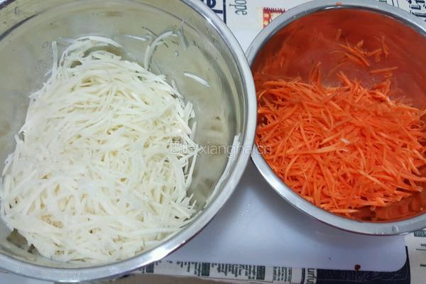 胡萝卜土豆丝饼的做法图解1