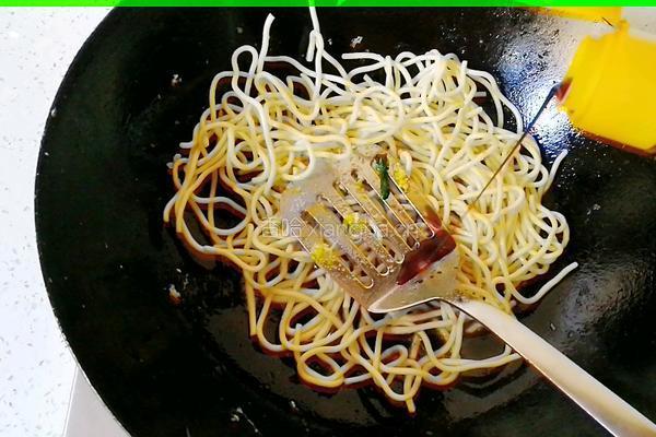 青菜木耳鸡蛋炒面的做法图解7