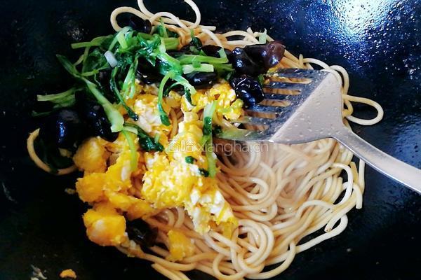 青菜木耳鸡蛋炒面的做法图解8