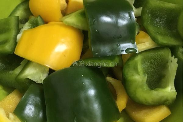 彩椒炒鱿鱼的做法图解1