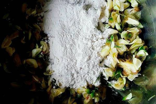 槐花饼的做法图解4