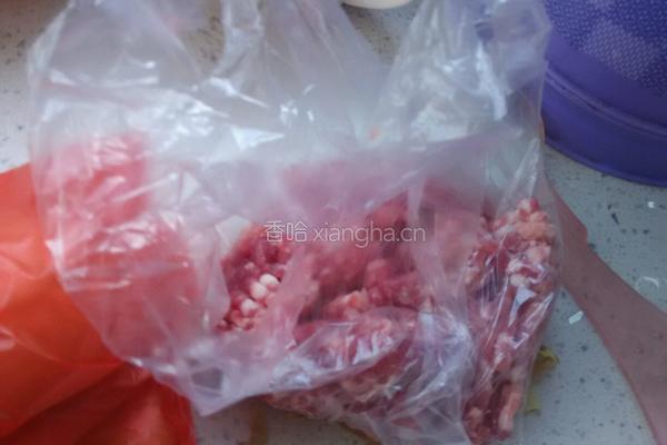 芹菜肉馅锅贴的做法图解2