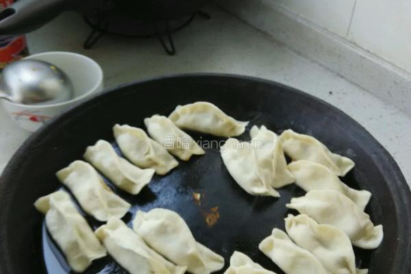 芹菜肉馅锅贴的做法图解23