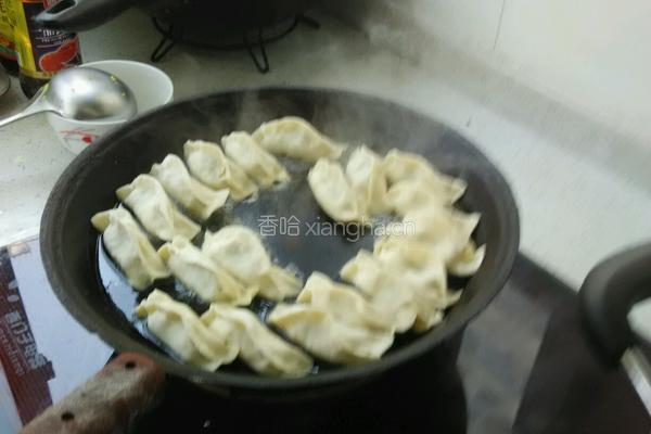 芹菜肉馅锅贴的做法图解24