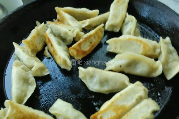 芹菜肉馅锅贴的做法图解25