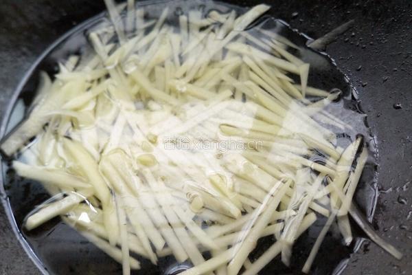 两丝炒鸡肉的做法图解9