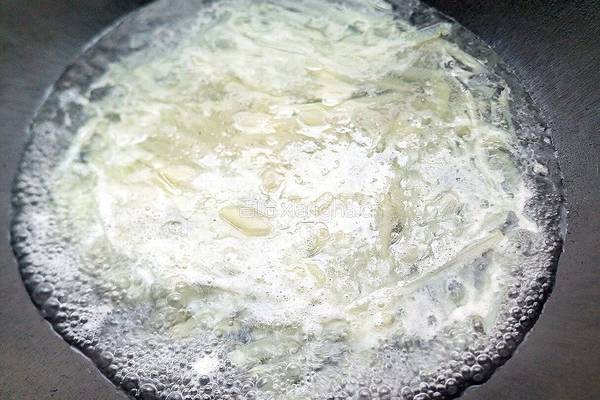 两丝炒鸡肉的做法图解10
