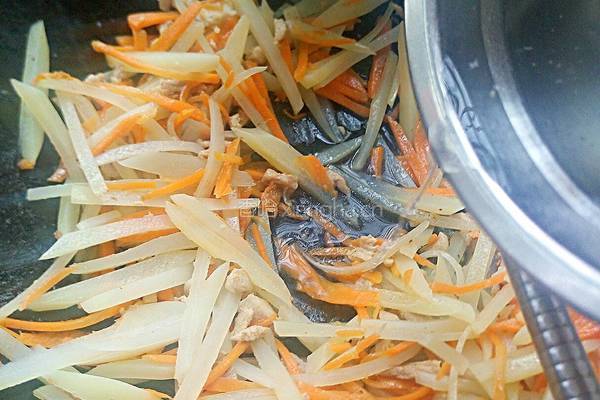 两丝炒鸡肉的做法图解18